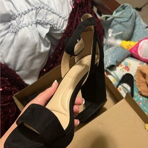 Black pumps